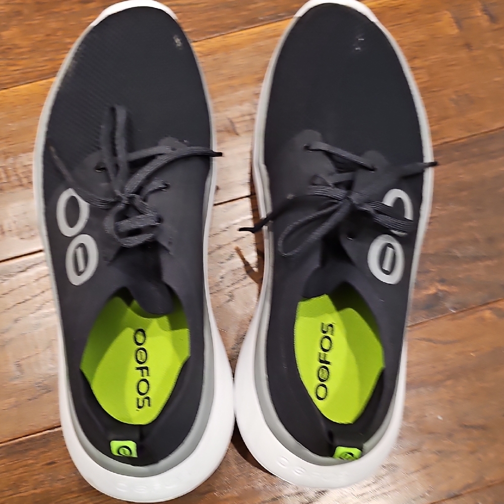 OOFOS Men's Black and White Sneakers